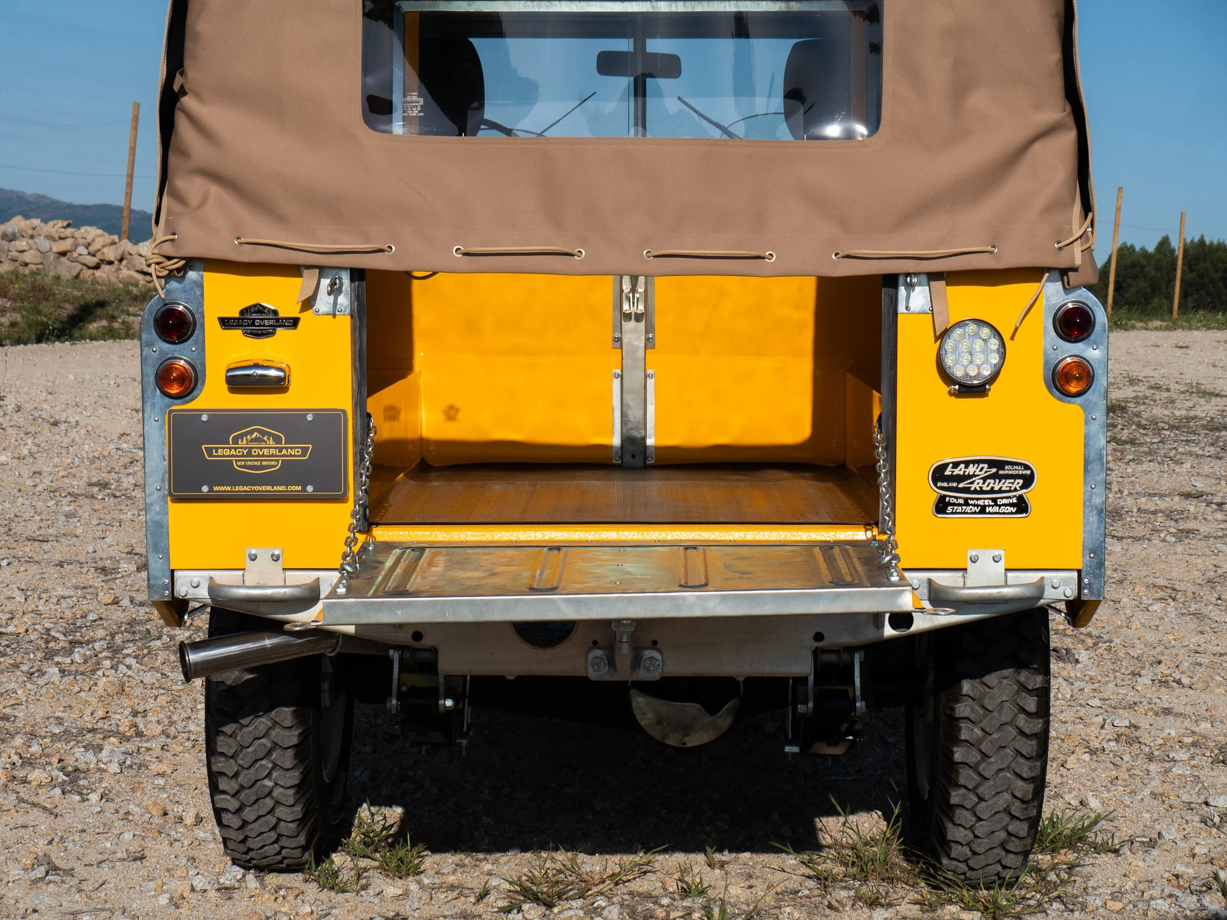 アメリカ　ビンテージ　クリームイエロー　ウィッカーシェルフ 1962 Land Rover Series II 88 — Legacy Overland
